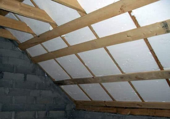 Заключительный этап установки пенопласта между стропил